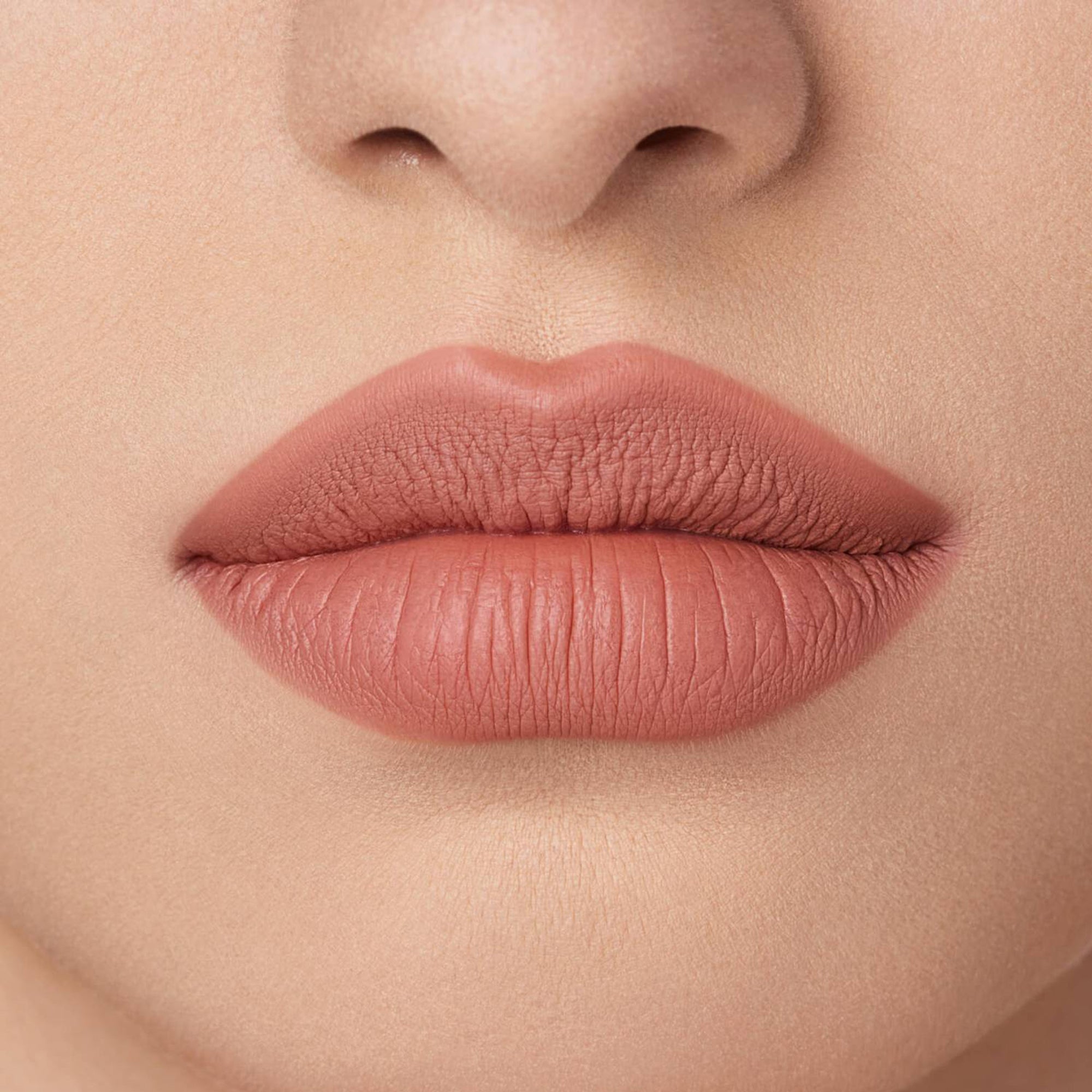 محدد الشفاه