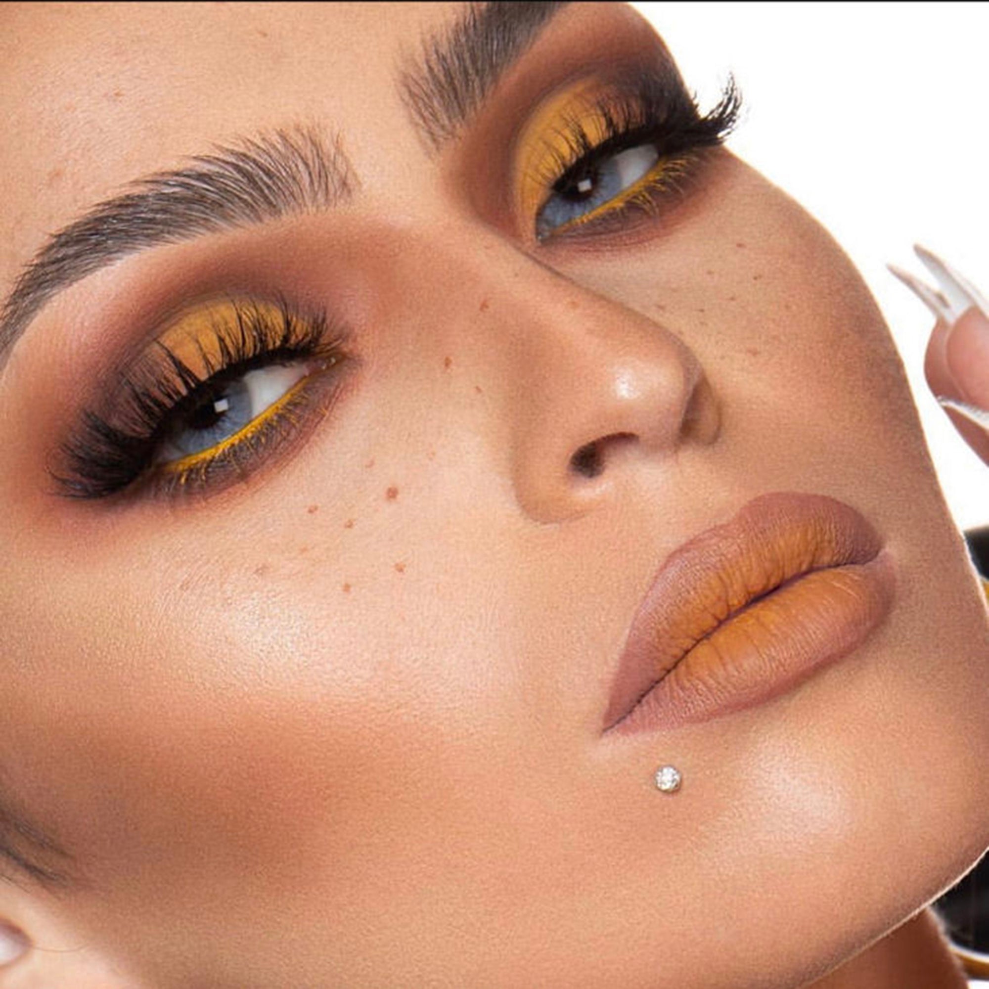 عدسات لاصقة كونتور ملونة