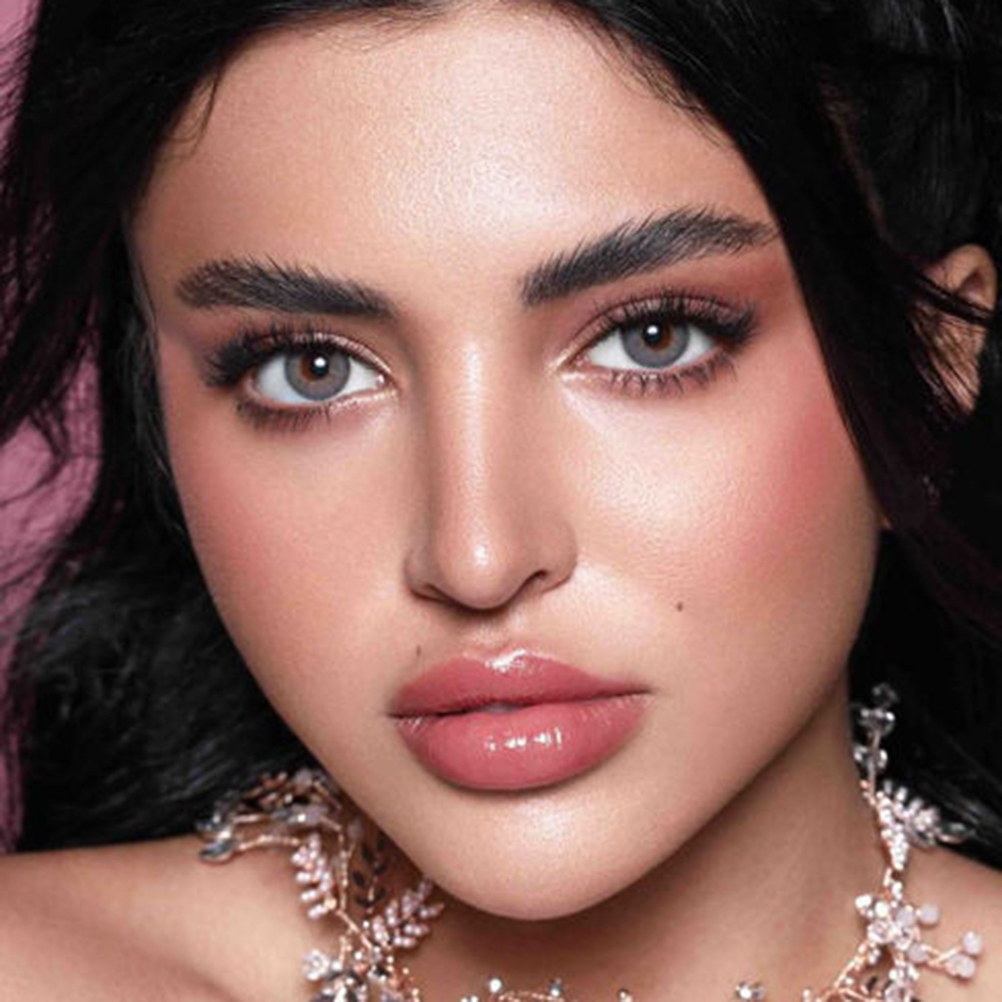 عدسات لاصقة ايليت ملونة