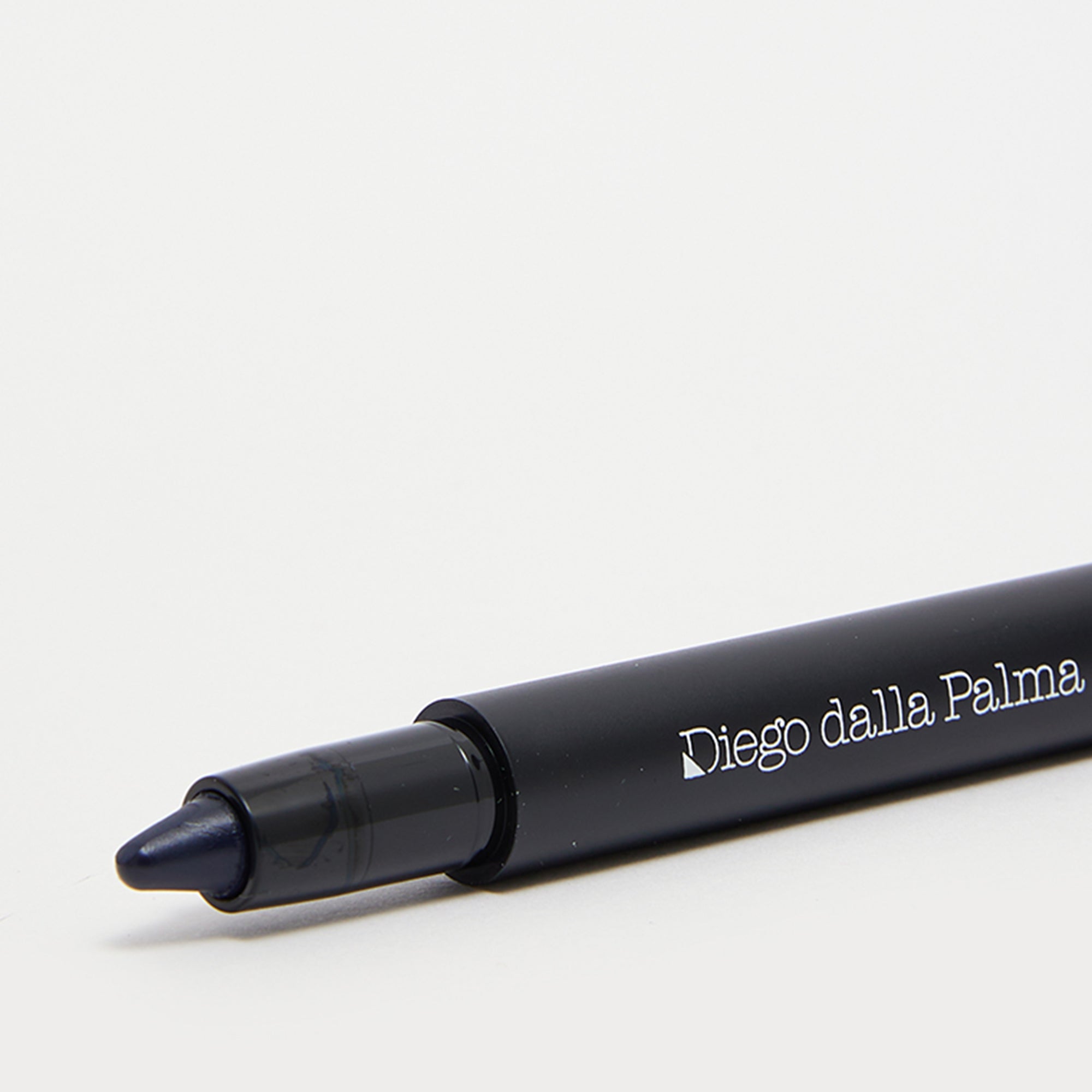 آيلاينر ميك أب ستوديو كاجل شادو لاين