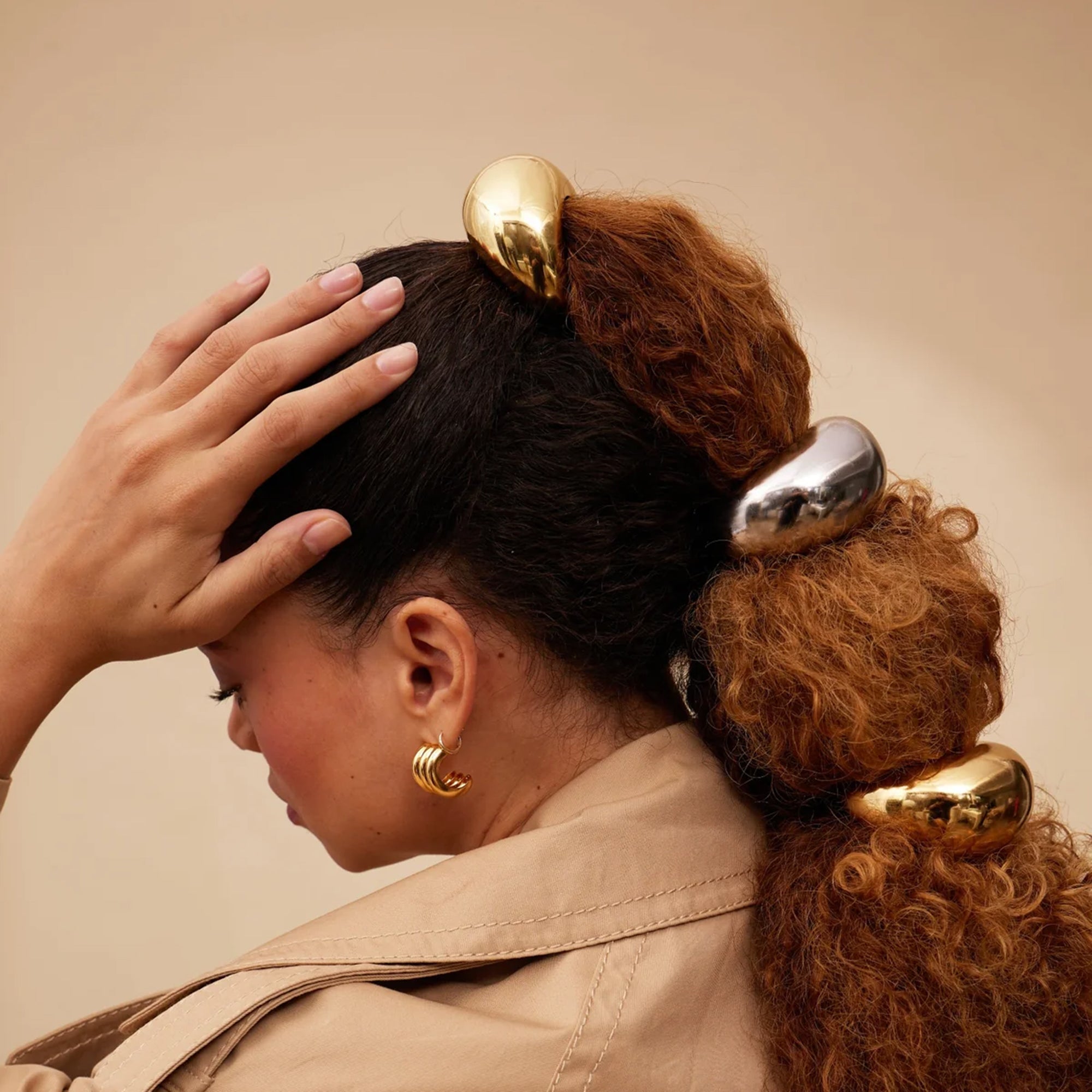 ربطة شعر على شكل قبة لامعة