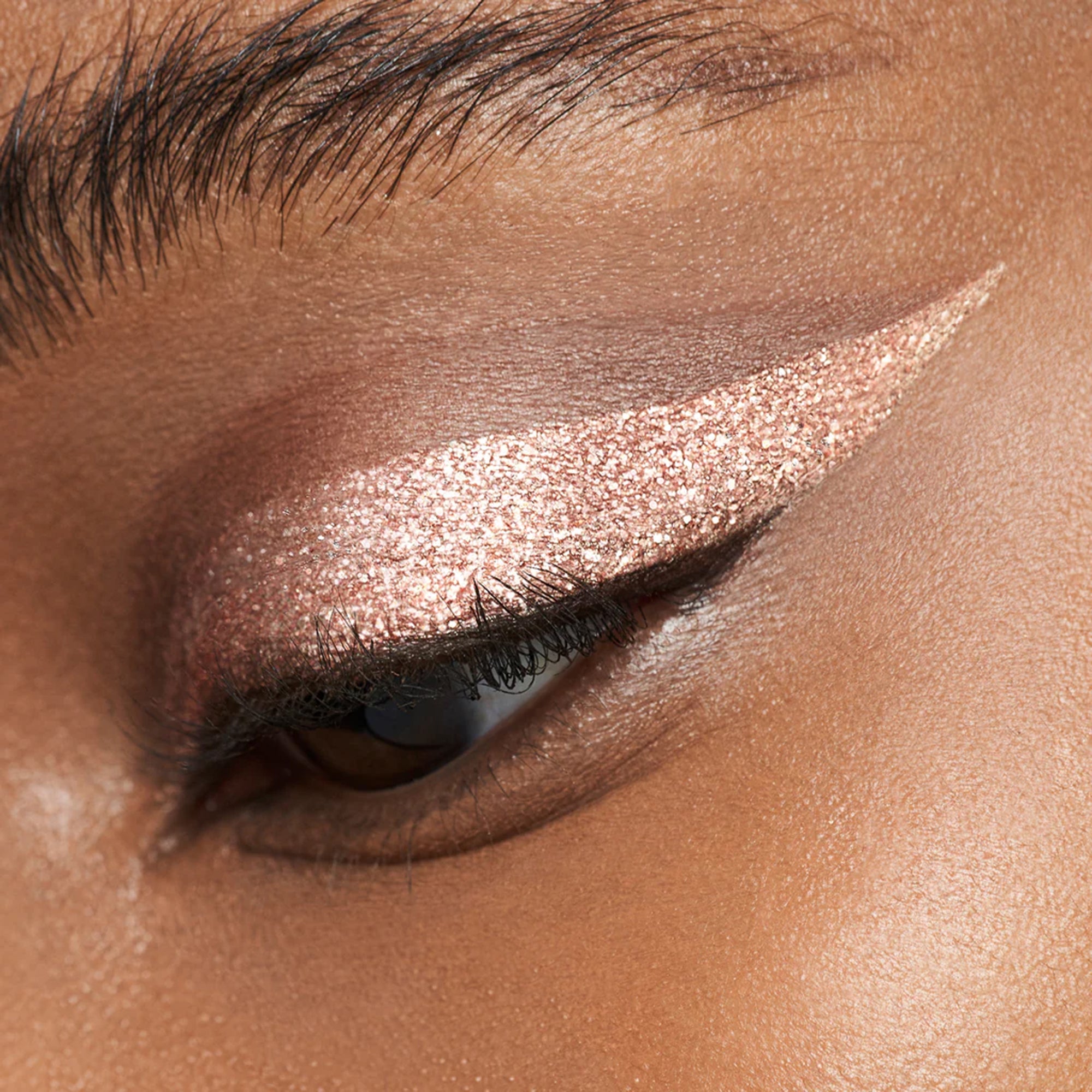 ظل العيون السائل دبل ديب سويد شايد مع لمعة